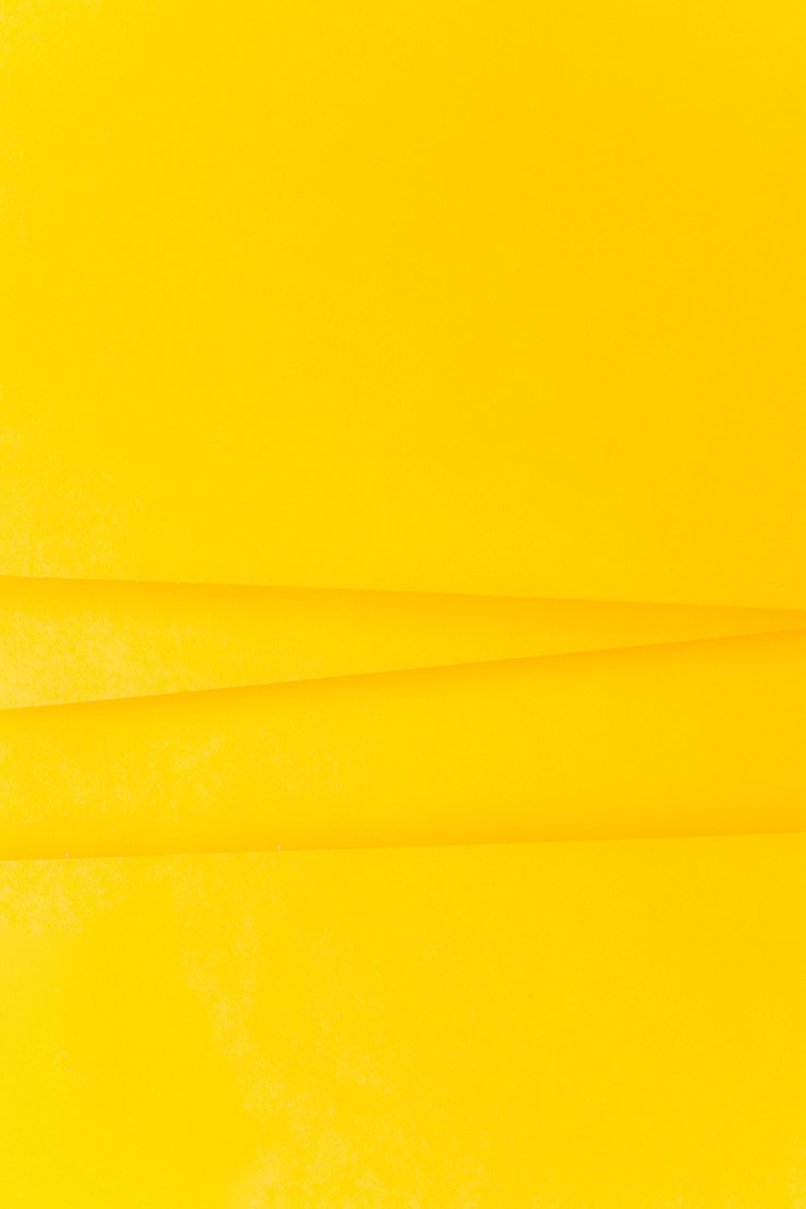 Kostenlose Foto linien auf gelbem papierhintergrund