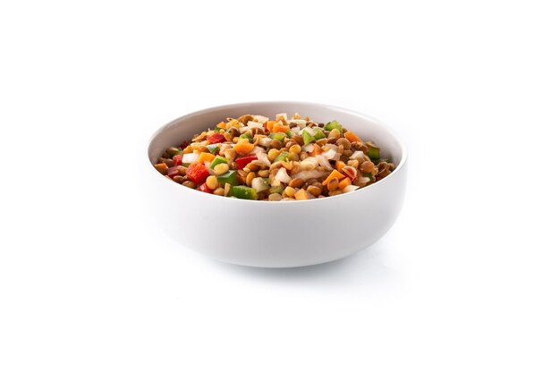 Linsensalat mit Paprika und Karotten in einer Schüssel isoliert auf weißem Hintergrund