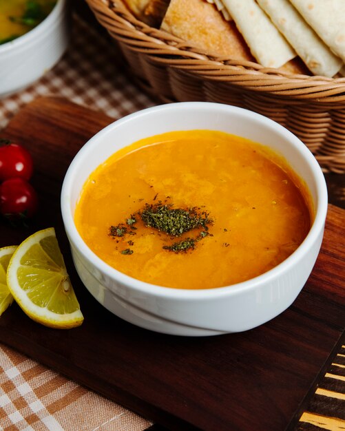 Linsensuppe in Schüssel Minze Zitronencracker Seitenansicht