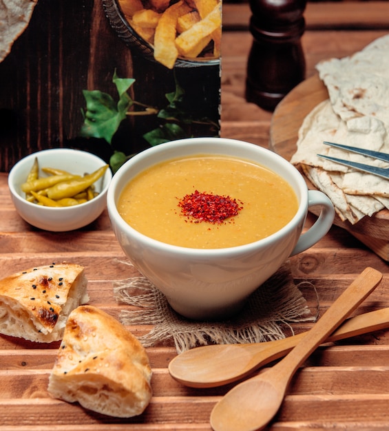 Linsensuppe mit Brot auf dem Tisch 1