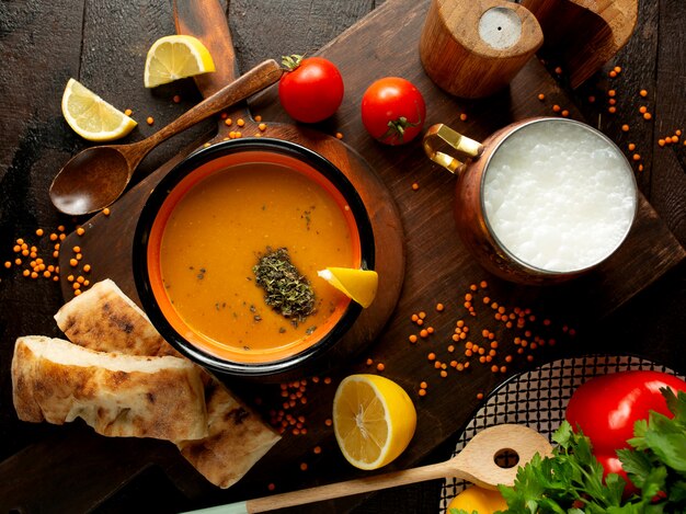 Linsensuppe mit getrockneten Kräutern und Zitrone