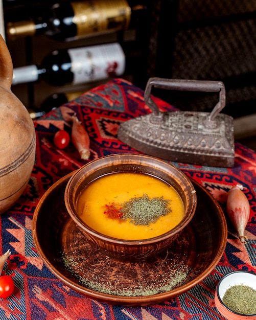 Linsensuppe mit getrockneten Kräutern