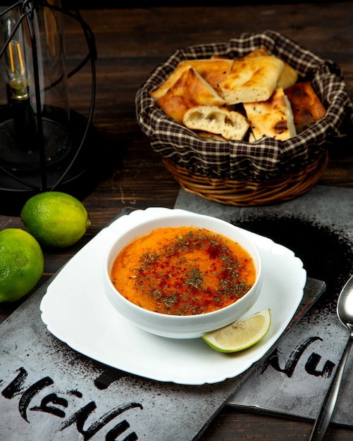 Kostenloses Foto linsensuppe mit gewürzen und einer zitronenscheibe bestreut