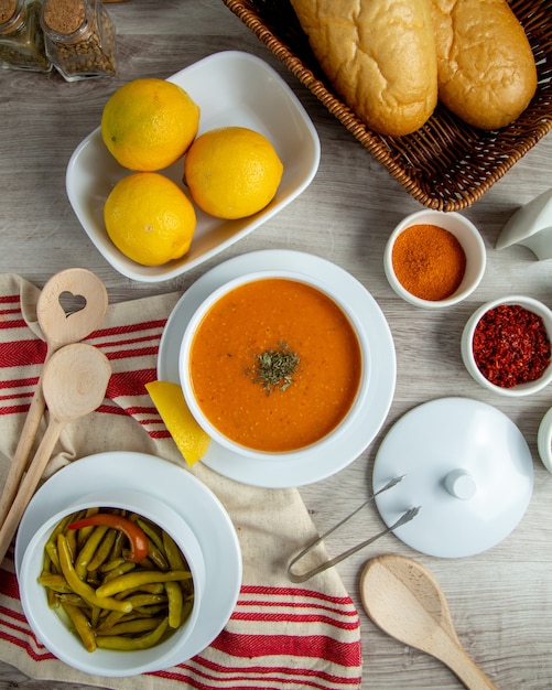 Linsensuppe mit Zitronengewürzen Grün Draufsicht