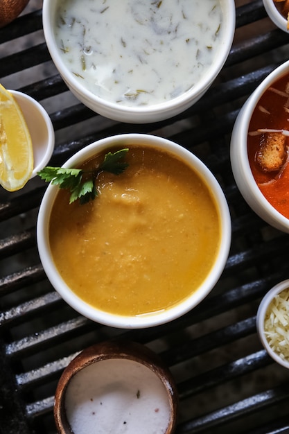 Linsensuppe Zitrone Dovga Tomatenkäse Seitenansicht