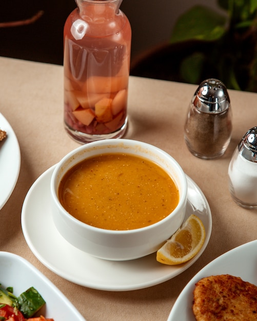 Kostenloses Foto linsensuppe zitrone seitenansicht