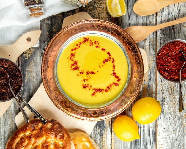 Linsensuppe zitronensumakh draufsicht