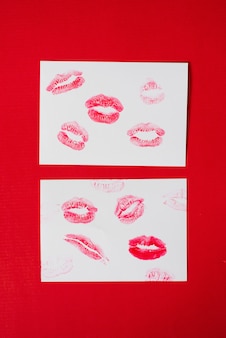 Lippenlippenstift-kussdruck der frauen stellte für valentinstag- und liebessammlung auf weißbuch auf rot ein. die form des lippenmake-up-glanzprobenabstrichs.
