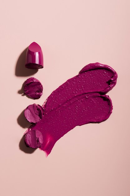 Lippenstiftschatten auf rosa Hintergrund über Ansicht