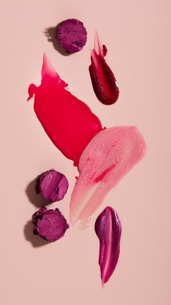 Lippenstiftschattierungen auf rosa Hintergrund