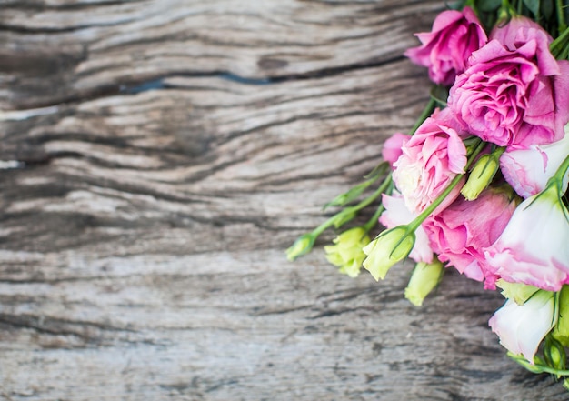 Lisianthus-Bouquet auf einem Holztisch