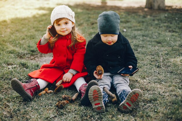 litlle Kinder in einem Park