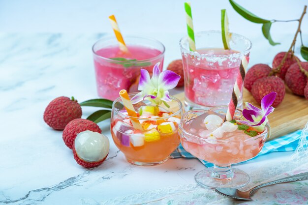 Litschigelee, Obst der Saison und wunderschön dekoriertes thailändisches Dessertkonzept.