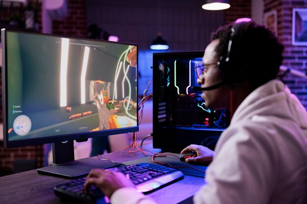 Live-Streaming-Videospiel-Turnier für junge Erwachsene auf dem PC online mit mehreren Spielern, die ein Action-Esport-Spiel auf dem Computer spielen. Männlicher Streamer mit Headset, der den Gaming-Wettbewerb genießt.