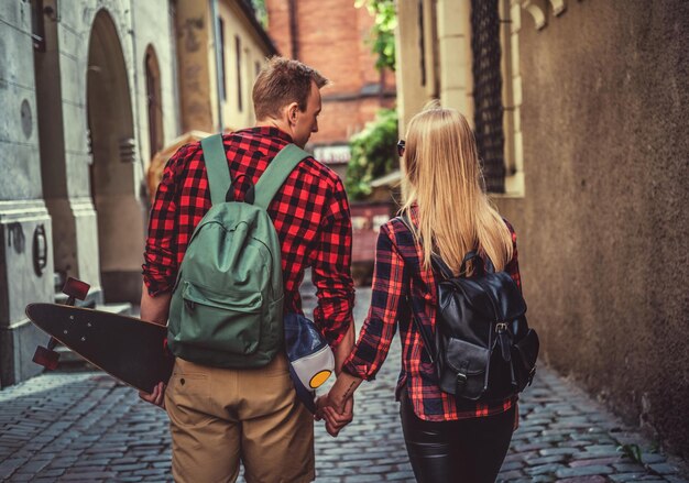 Loanboarders paar von ihrem Rücken in der Altstadtstraße.