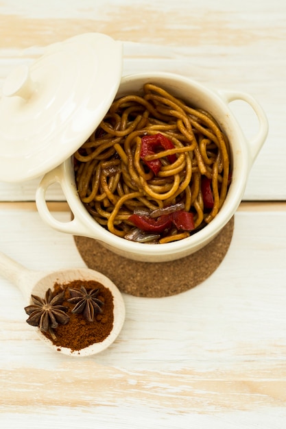 Löffel mit Gewürzen in der Nähe von Pasta