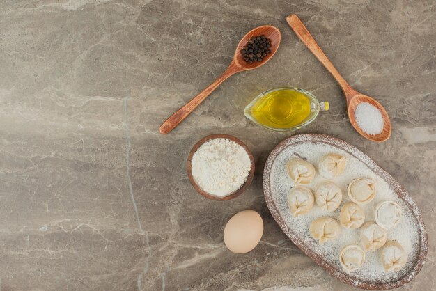 Löffel mit Salz, Pfeffer, Öl, Ei, Mehl und Knödel.