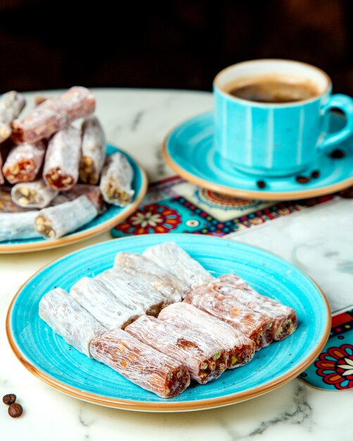 Lokums mit Nüssen und einer Tasse Kaffee