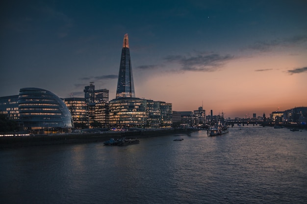 Londoner Stadtbild bei Sonnenuntergang