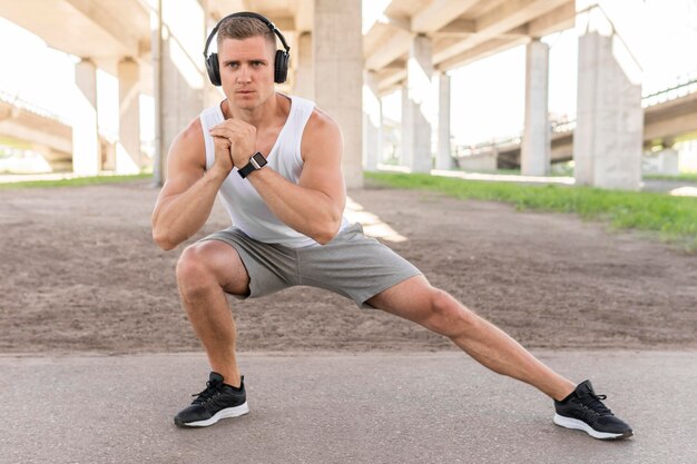 Long Shot athletischer Mann, der sich ausdehnt