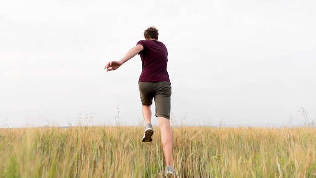 Long Shot des Jungen im Naturkonzept