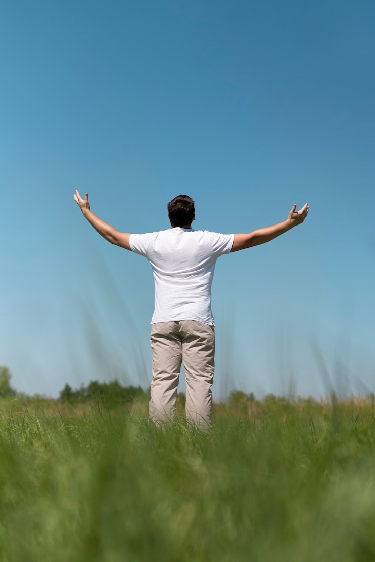 Kostenlose Foto long shot des jungen mannes den himmel betrachtend
