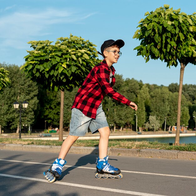 Long Shot des Jungen mit Rollenblättern