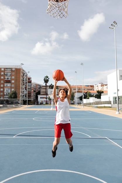 Long Shot des Mädchens, das Basketball spielt