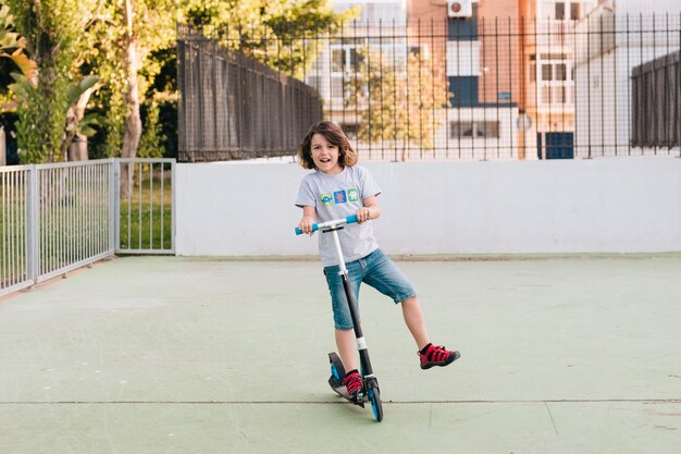 Long Shot eines Jungen auf einem Roller