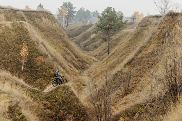 Long Shot eines Mannes, der Fahrrad fährt