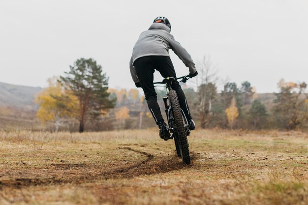 Long Shot eines Mannes, der Fahrrad fährt