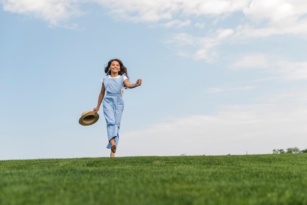 Long Shot Girl, das barfuß auf Gras geht