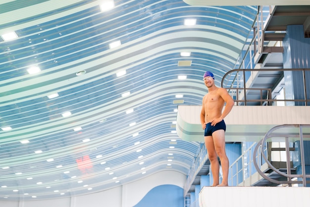 Kostenloses Foto long-shot lächelnder mann auf swimmingpooltrampoline