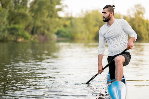 Kostenloses Foto long shot mann auf dem wasser