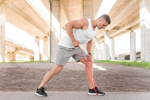 Long Shot Mann trainiert mit einem roten Stretching Band