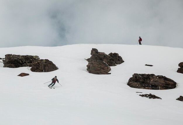 Long Shot Skifahrer tragen Ausrüstung