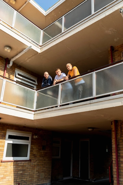 Kostenloses Foto long-shot-smiley-freunde auf dem balkon