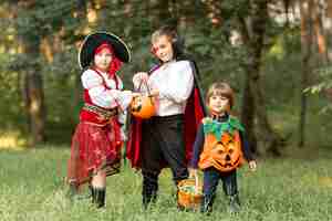 Kostenloses Foto long shot von kindern mit halloween-kostümen