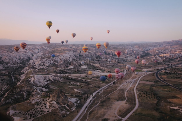 Long Shot von verschiedenen bunten Heißluftballons, die am Himmel schweben