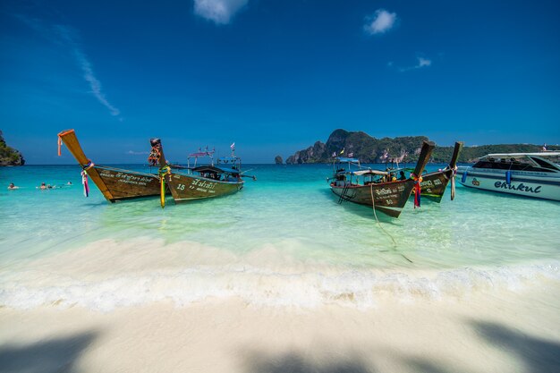 Long Tail Boats Parken am Weiß und Strand auf Phi Phi Island in Thailand