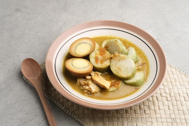 Lontong opor indonesisches traditionelles frühstück oder ein eid-menü ausgewählter fokus