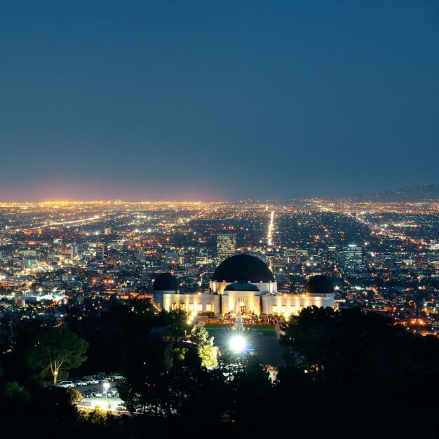 Los Angeles bei Nacht mit städtischen Gebäuden und Griffith Observatory