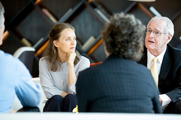 Kostenloses Foto lounge erklären lehre sprechen lobby