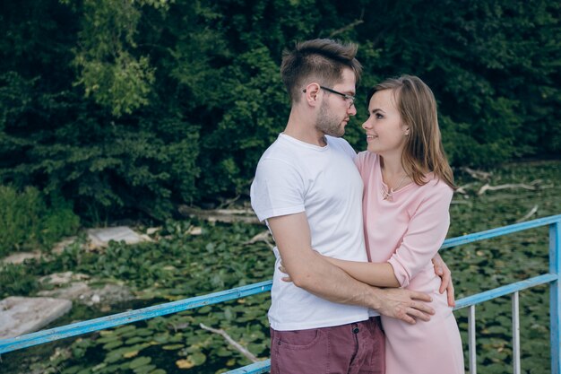 Loving Paar sucht einander in die Augen auf einer Brücke