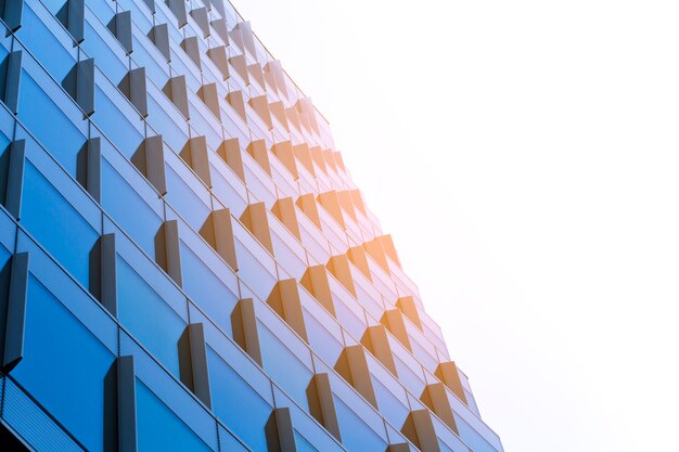 Low Angle Building mit Sonnenlicht