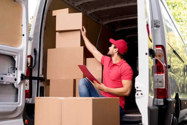 Low Angle Delivery Man mit Paketliste