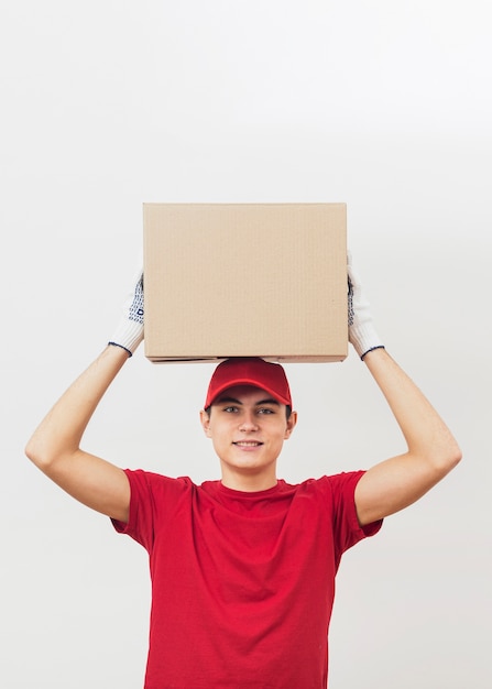 Kostenloses Foto low angle delivery man trägt paket