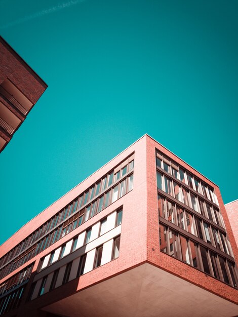 Low-Angle-Fotografie des roten Betongebäudes