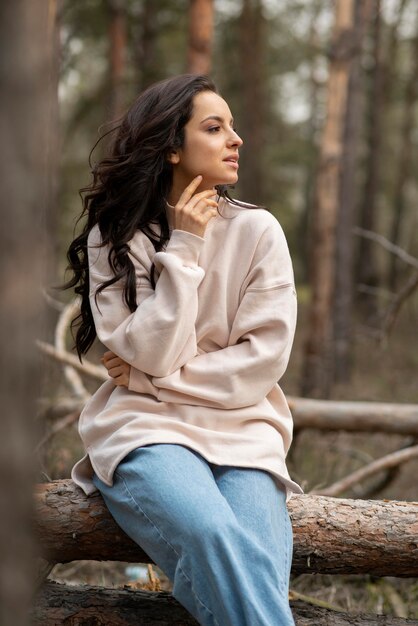 Low Angle Frau im Wald