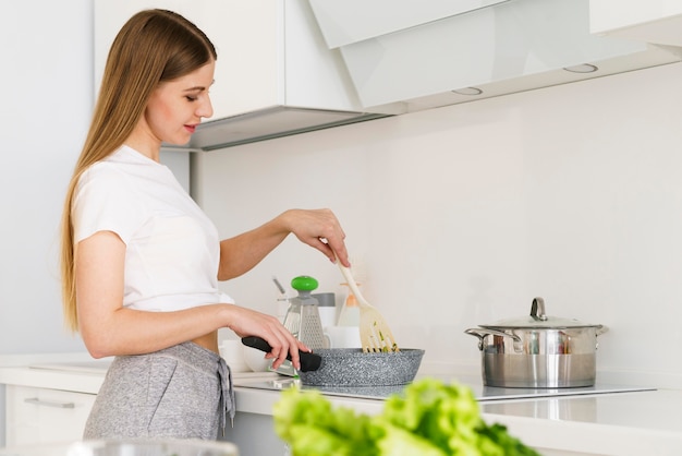 Low Angle Frau kochen